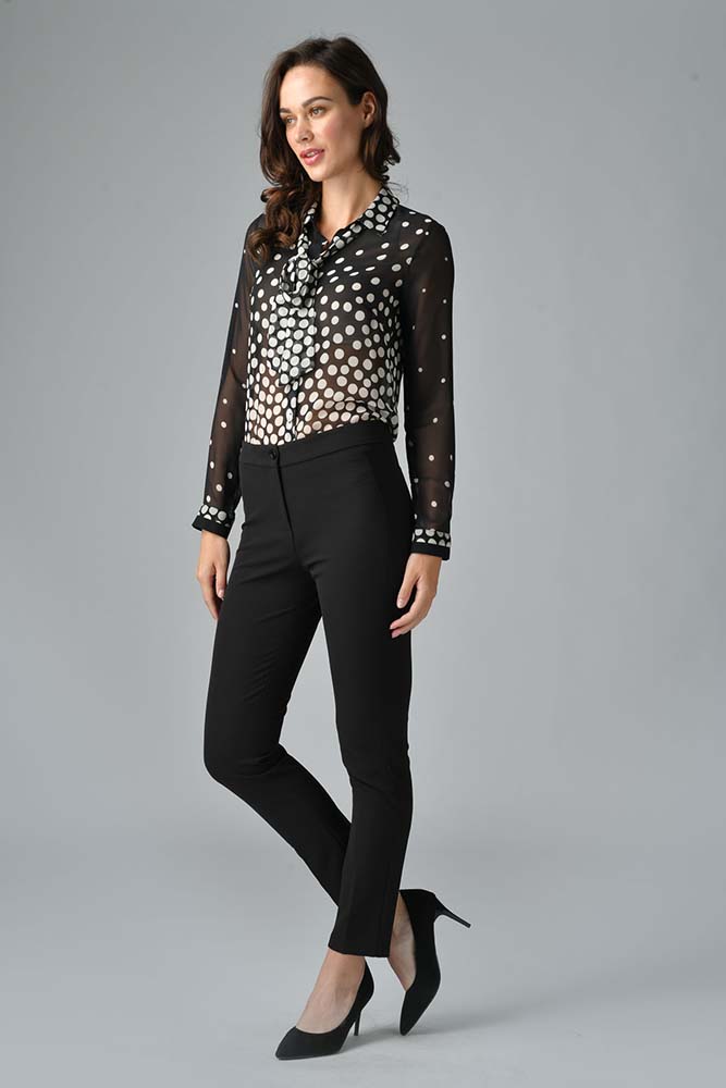 Camicia nera trasparente con pantalone nero